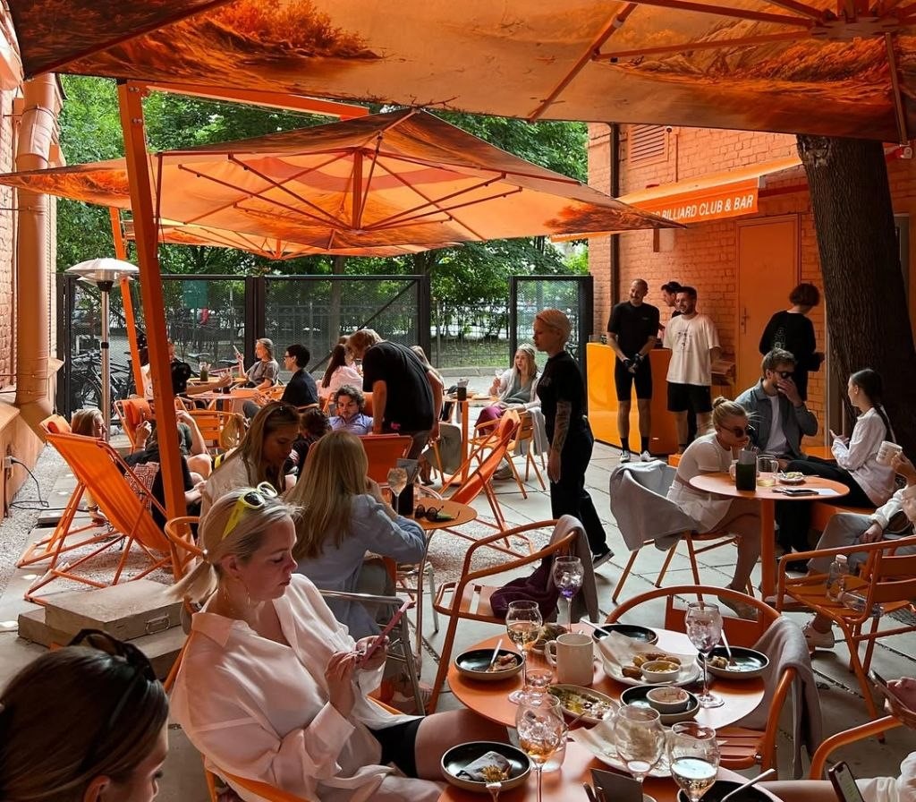 Дворы, сады и крыши: летние веранды Санкт-Петербурга