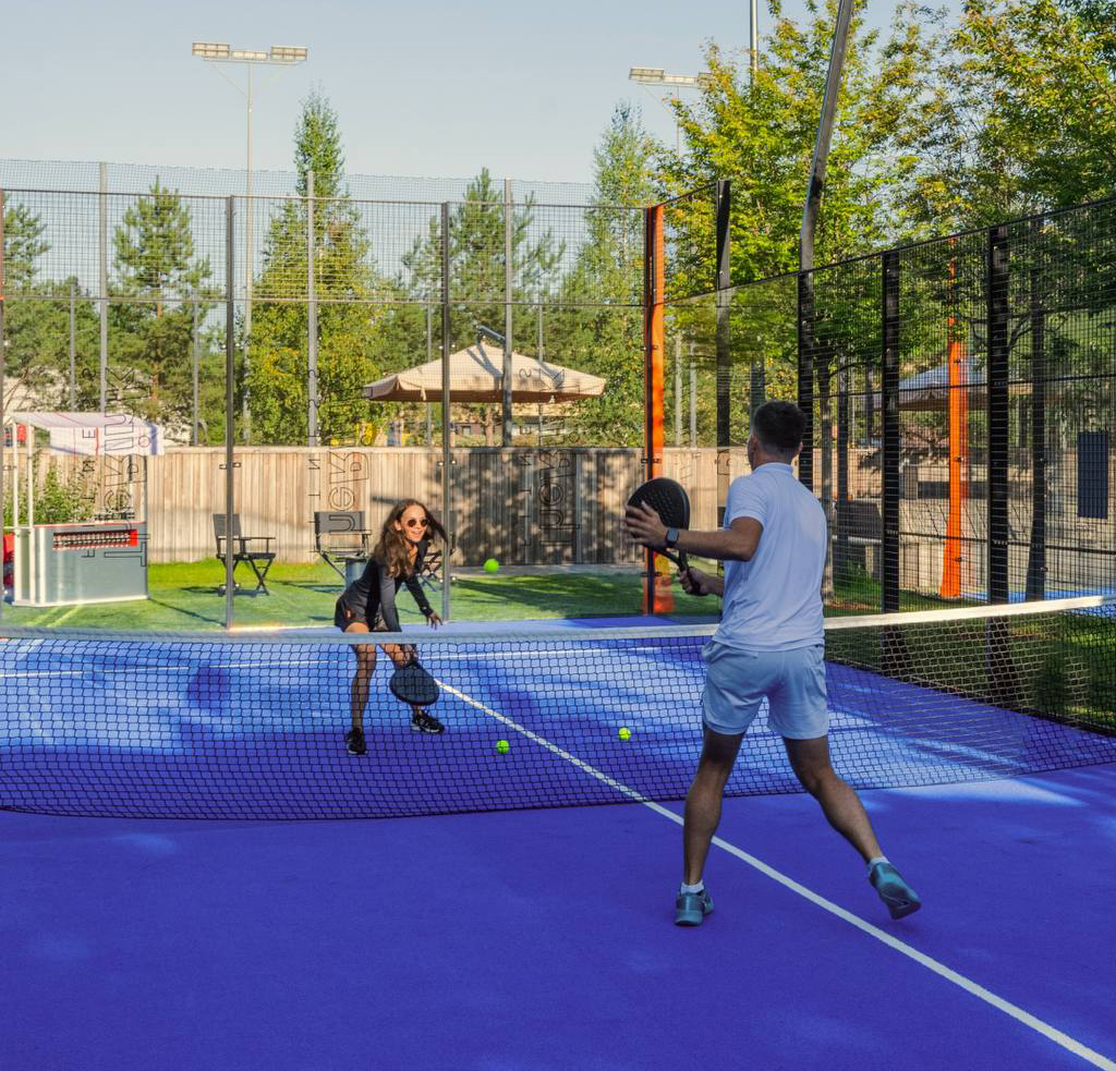 Теннис, но не совсем: разбираемся, что такое падел и где в него играть
