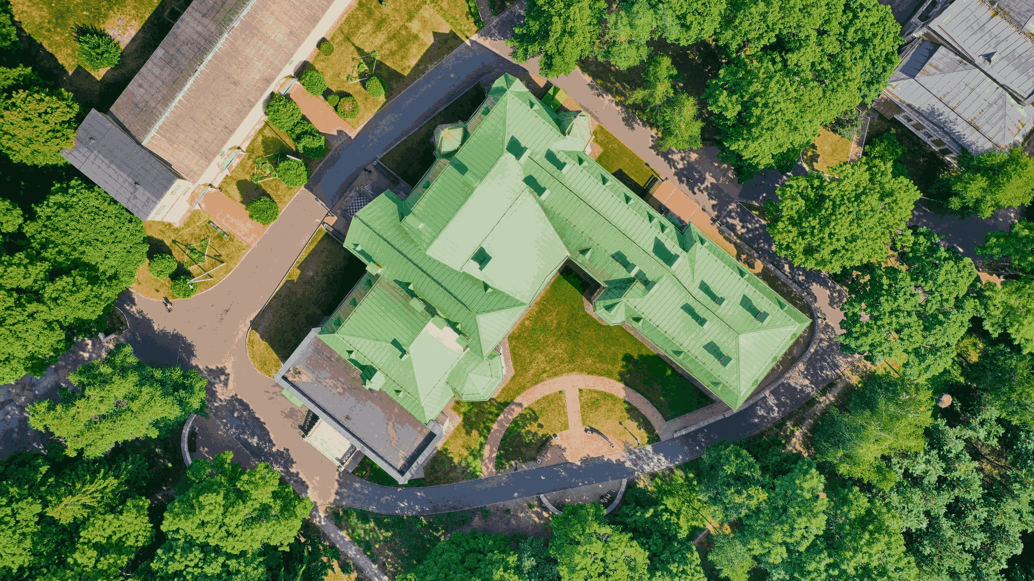 Старинная усадьба с зеленой крышей